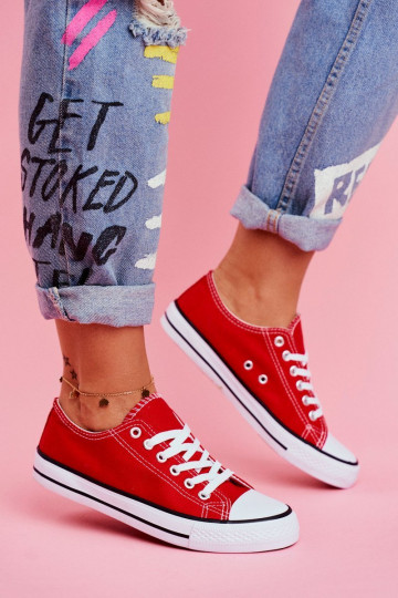 Rote Freizeitschuhe des klassischen Modells