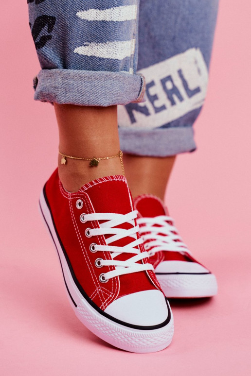 Rote Freizeitschuhe des klassischen Modells Rote Freizeitschuhe des klassischen Modells