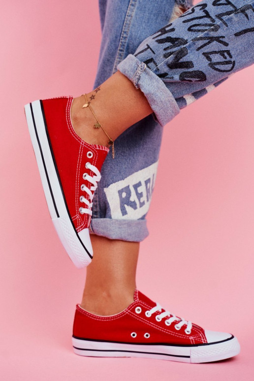 Rote Freizeitschuhe des klassischen Modells Rote Freizeitschuhe des klassischen Modells