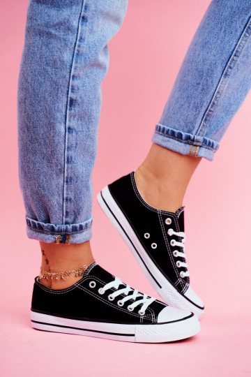 Klassische Freizeitschuhe in schwarzer Farbe mit weißen Sohlen