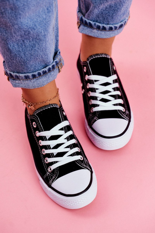 Klassische Freizeitschuhe in schwarzer Farbe mit weißen Sohlen Klassische Freizeitschuhe in schwarzer Farbe mit weißen Sohlen