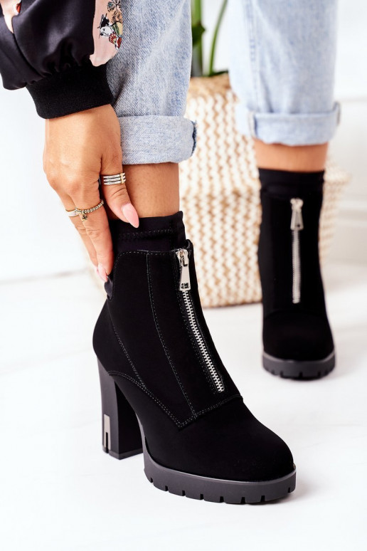 Gewärmte Stiefel mit Absatz in Schwarz von Wonder Woman Gewärmte Stiefel mit Absatz in Schwarz von Wonder Woman