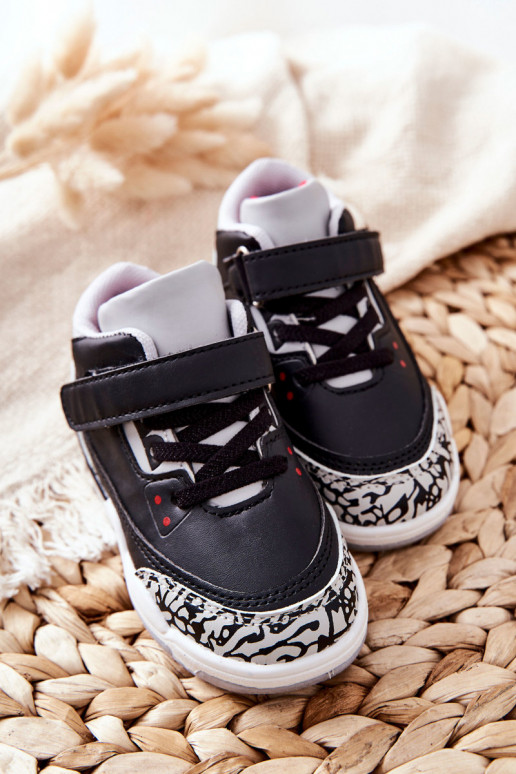 Kinder-Sneaker aus schwarzem und rotem Leinen Kinder-Sneaker aus schwarzem und rotem Leinen