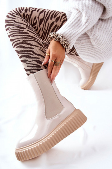 mit Lackeffekt Stiefel mit Plateau in der Farbe Beige Sereia