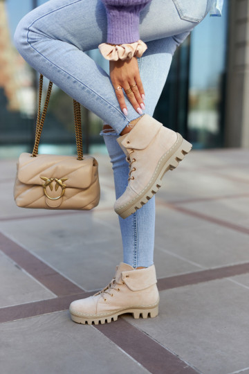 Dalles Wildleder-Stiefeletten mit Riemen in Elfenbein
