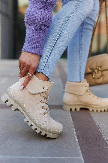Dalles Wildleder-Stiefeletten mit Riemen in Elfenbein 2