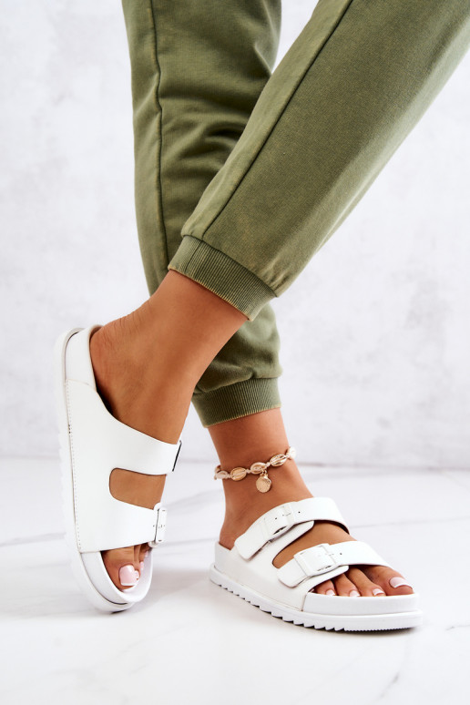 Corina Gummipantoffeln mit Schnallen in weißer Farbe Corina Gummipantoffeln mit Schnallen in weißer Farbe