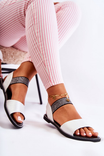 Klassisches Modell Damensandalen mit Nieten in silberner Farbe Shelly 2