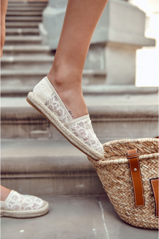 Klassische Espadrilles-Modelle mit durchbrochenen Elementen in Beige von Catris