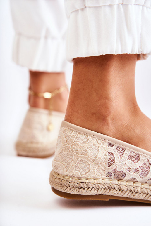 Klassische Espadrilles-Modelle mit durchbrochenen Elementen in Beige von Catris