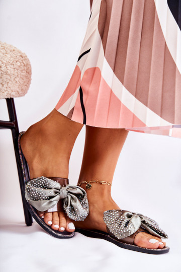 Stylische Gummipantoffeln mit Bändern in Schwarz und Grau von Meriden