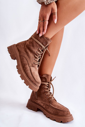 Aus Wildleder gefertigt. Braune Stiefel mit Riemchen Vanita