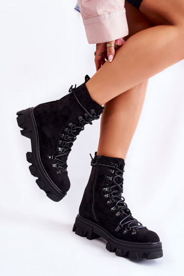 Warme klobige Wildlederstiefel mit Riemen in Schwarz von Pierro