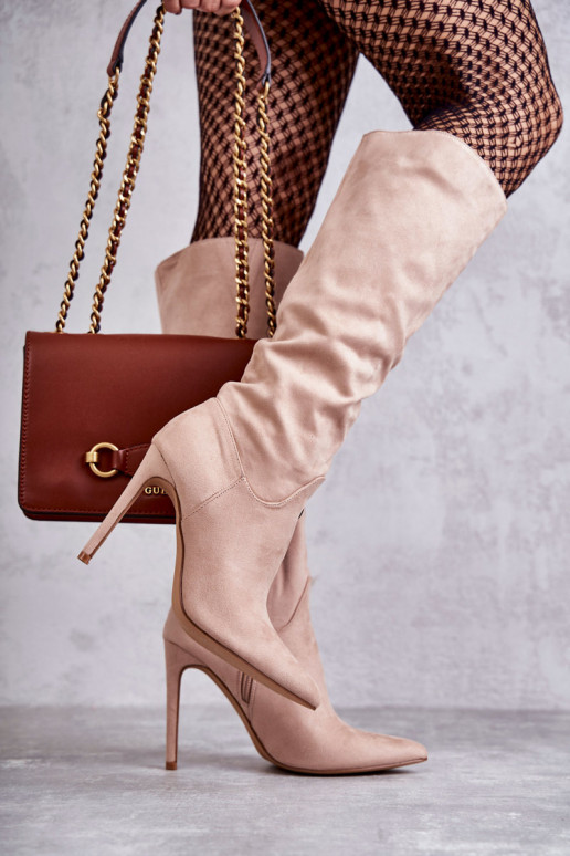 Ameya klassisches Modell, lange Wildlederstiefel mit dünnem Absatz in Beige Ameya klassisches Modell, lange Wildlederstiefel mit dünnem Absatz in Beige