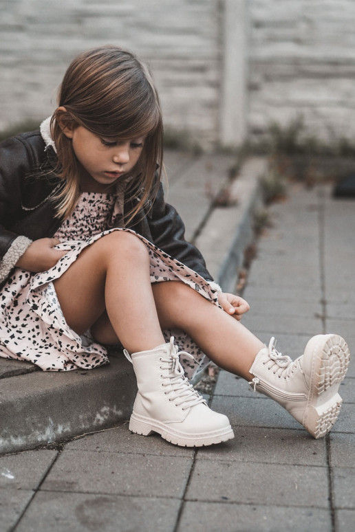 Kinderstiefel mit Reißverschlüssen beige Omua