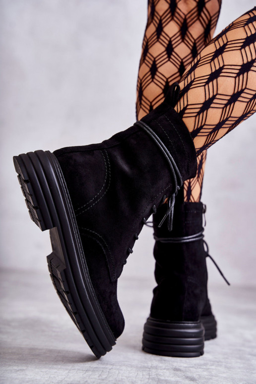 Hergestellt aus Wildlederstiefeln mit Riemen in der schwarzen Farbe Afra Hergestellt aus Wildlederstiefeln mit Riemen in der schwarzen Farbe Afra