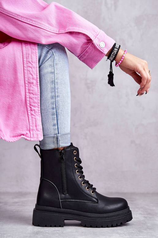 Damenstiefel sind in der schwarzen Farbe Dorchen gewärmt