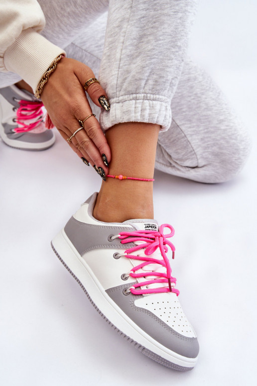 Klassisches Modell von Sportschuhen mit Schnürsenkeln in der Farbe Weiß-Grau von Jella Klassisches Modell von Sportschuhen mit Schnürsenkeln in der Farbe Weiß-Grau von Jella