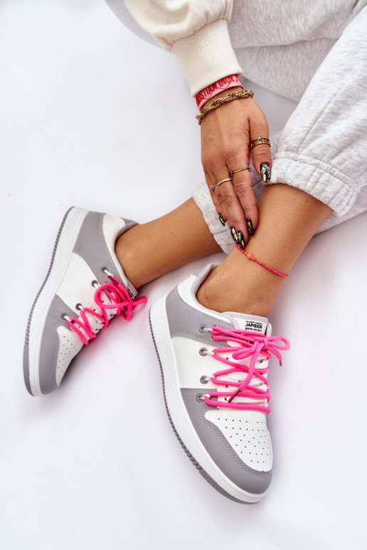 Klassisches Modell von Sportschuhen mit Schnürsenkeln in der Farbe Weiß-Grau von Jella Klassisches Modell von Sportschuhen mit Schnürsenkeln in der Farbe Weiß-Grau von Jella