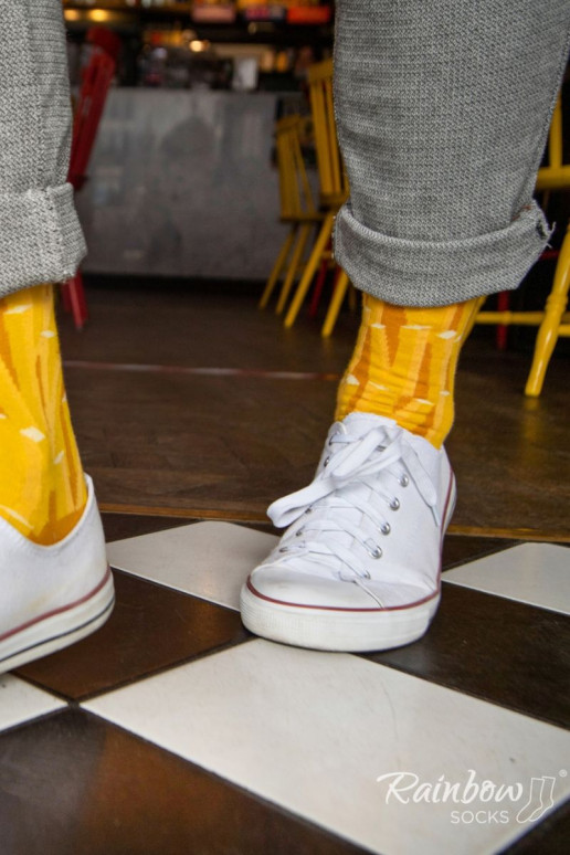 2 Paar farbige Socken in einer Box 2 Paar farbige Socken in einer Box