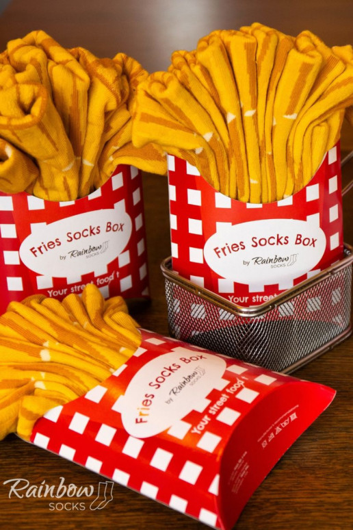 2 Paar farbige Socken in einer Box 2 Paar farbige Socken in einer Box