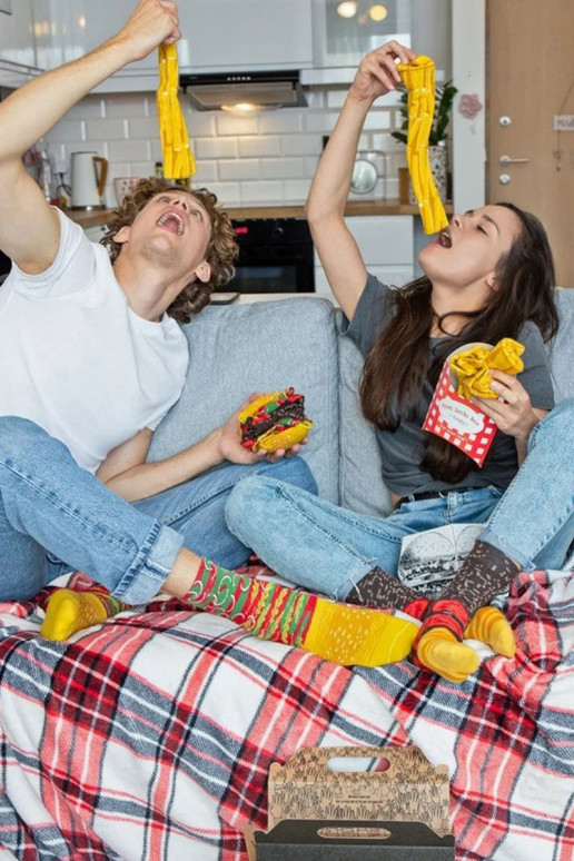 4 Paar farbige Socken in einer Box 4 Paar farbige Socken in einer Box