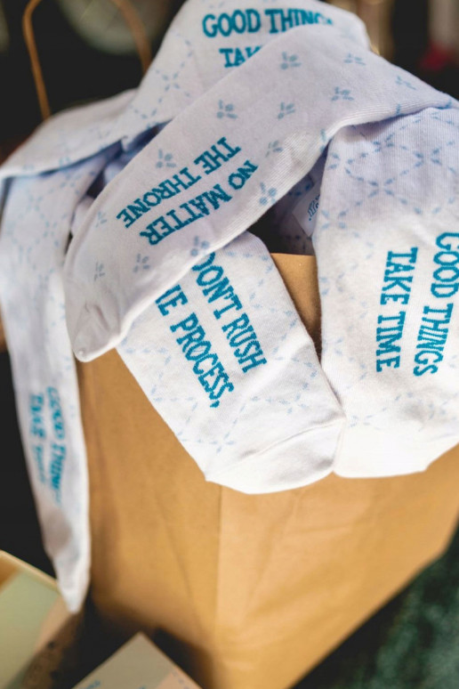 2 Paar farbige Socken in einer Box 2 Paar farbige Socken in einer Box