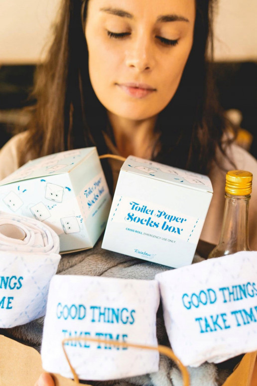 2 Paar farbige Socken in einer Box 2 Paar farbige Socken in einer Box