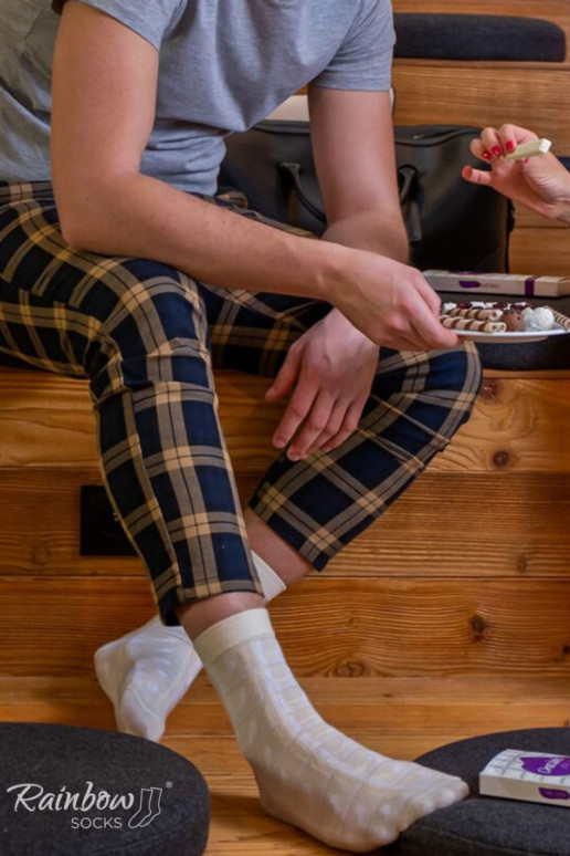 1 Paar farbige Socken in einer Box 1 Paar farbige Socken in einer Box