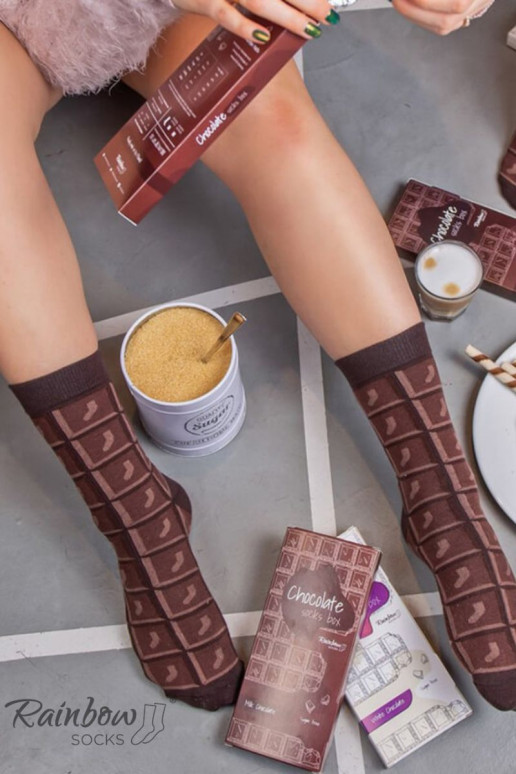 1 Paar farbige Socken in einer Box 1 Paar farbige Socken in einer Box