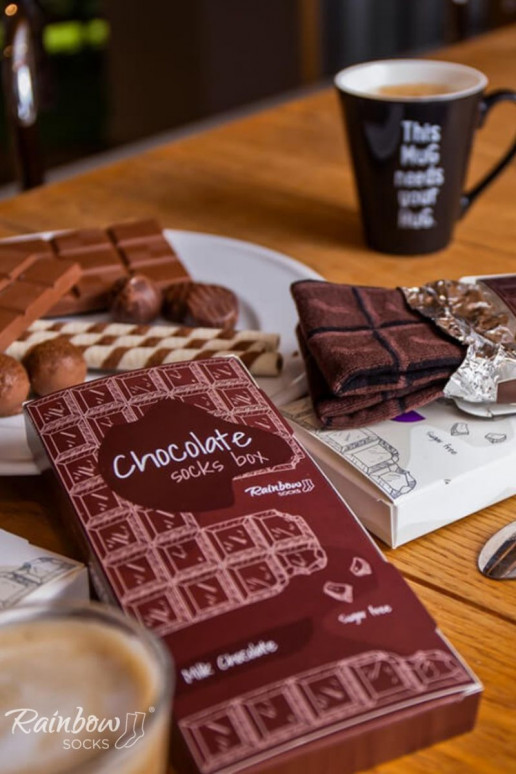 1 Paar farbige Socken in einer Box 1 Paar farbige Socken in einer Box