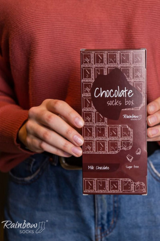 1 Paar farbige Socken in einer Box 1 Paar farbige Socken in einer Box