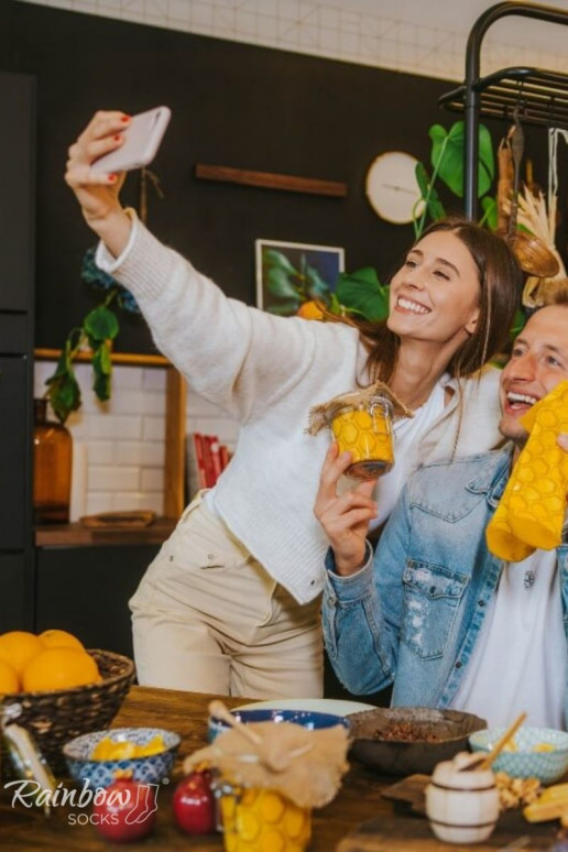 2 Paar farbige Socken