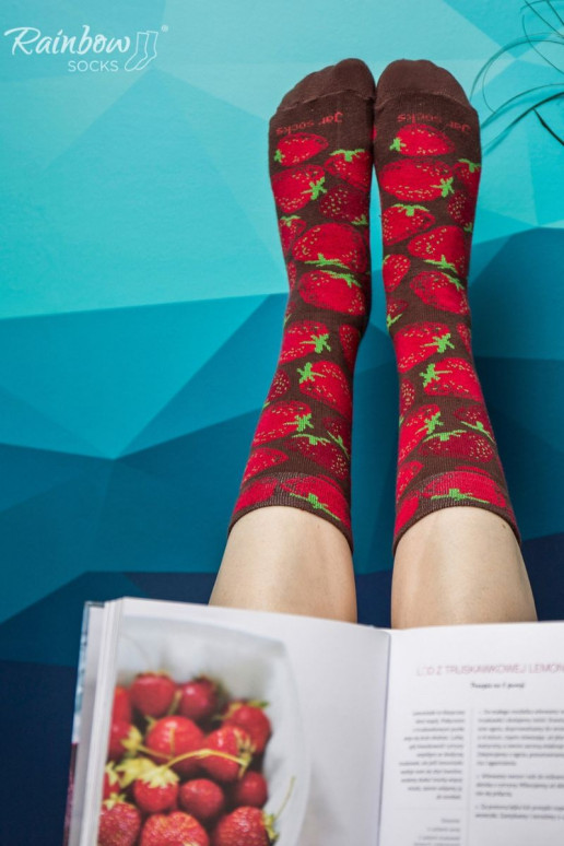 2 Paar farbige Socken in einer Box