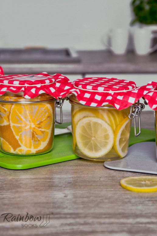 2 Paar farbige Socken in einer Box 2 Paar farbige Socken in einer Box