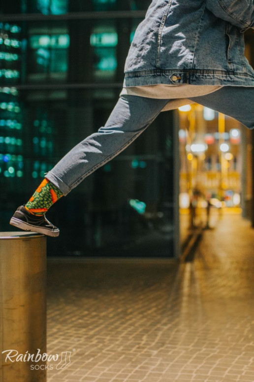 2 Paar farbige Socken in einer Box 2 Paar farbige Socken in einer Box