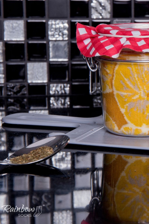 2 Paar farbige Socken in einer Box 2 Paar farbige Socken in einer Box