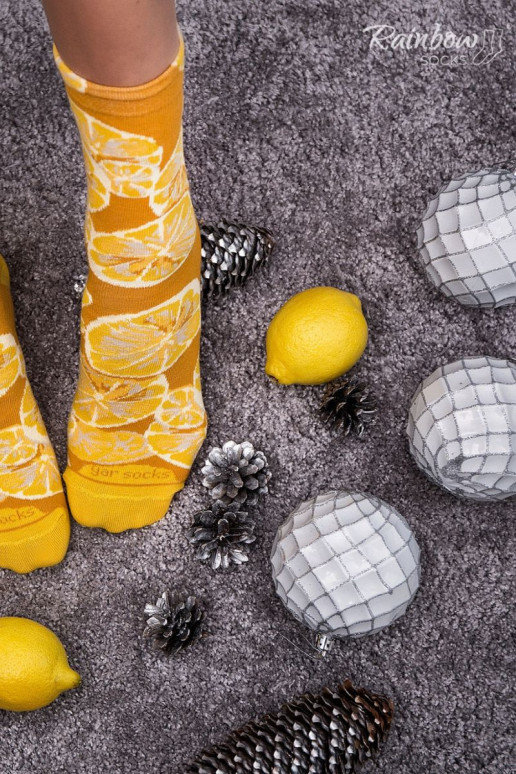 2 Paar farbige Socken in einer Box 2 Paar farbige Socken in einer Box