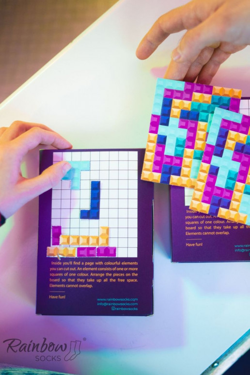 2 Paar farbige Socken in einer Box