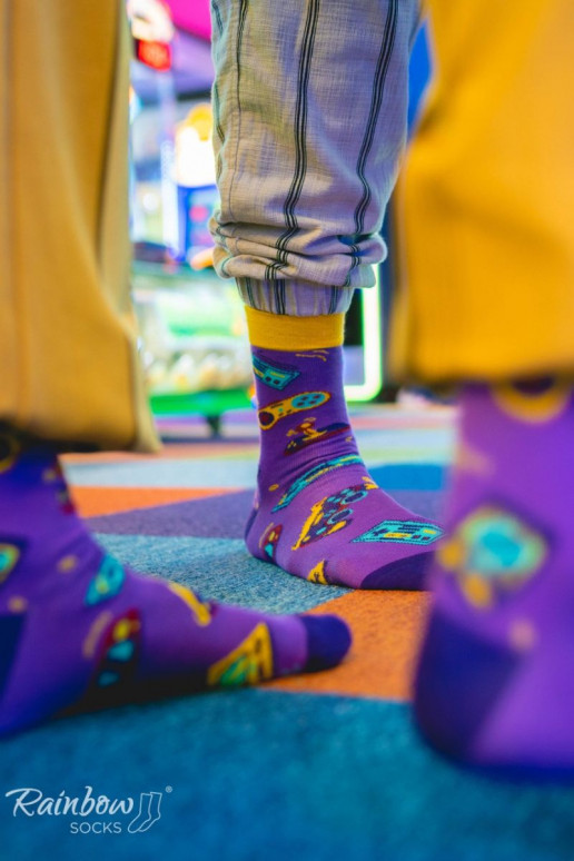 2 Paar farbige Socken in einer Box