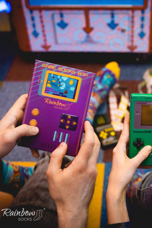 2 Paar farbige Socken in einer Box