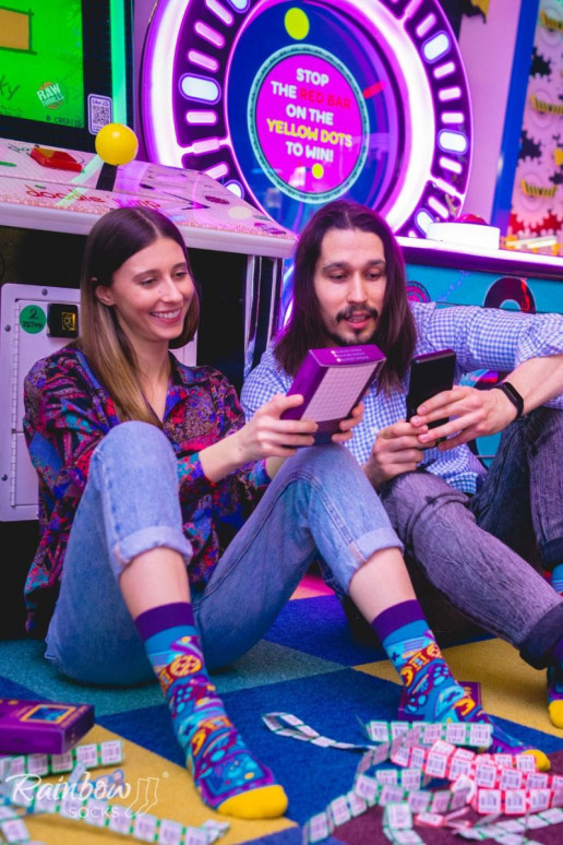 2 Paar farbige Socken in einer Box