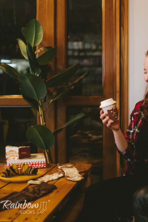 1 Paar farbige Socken in der Farbe Cappuccino in einer Box 1 Paar farbige Socken in der Farbe Cappuccino in einer Box