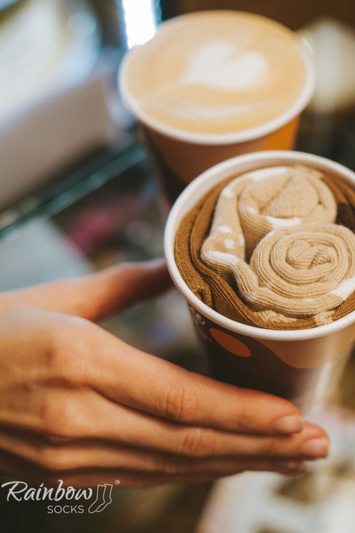 Farbige Socken in einer Box Caffe Latte 1 Paar Farbige Socken in einer Box Caffe Latte 1 Paar