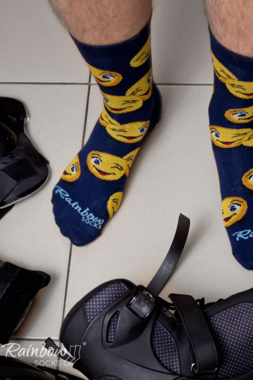 3 Paar farbige Socken in einer Box 3 Paar farbige Socken in einer Box