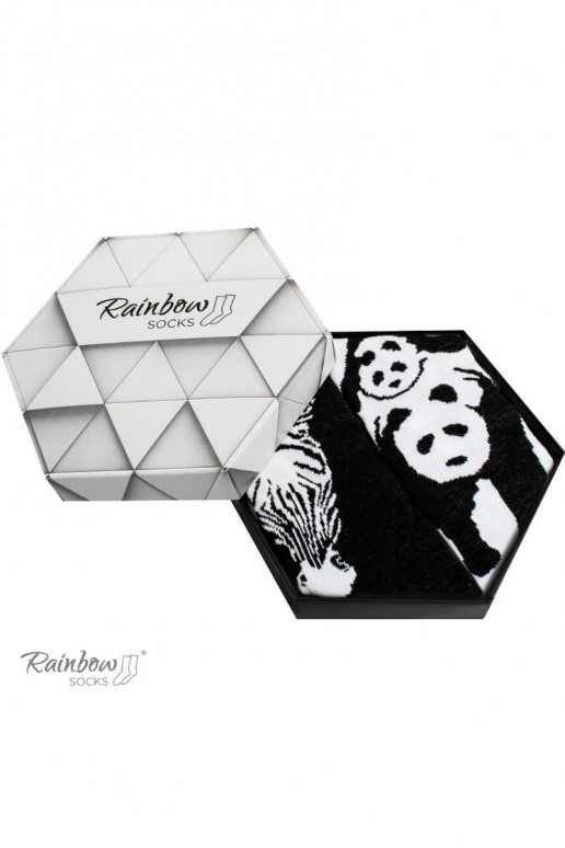 Farbige Socken in einer Box. Schwarz und Weiß, 2 Paar Farbige Socken in einer Box. Schwarz und Weiß, 2 Paar