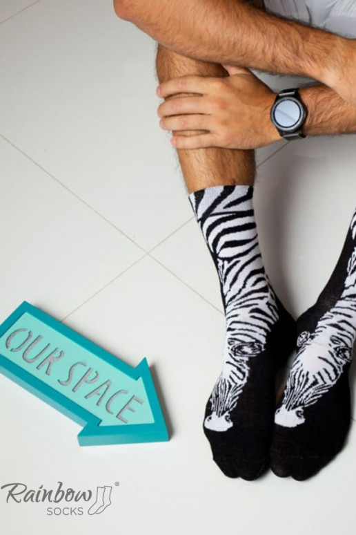 Farbige Socken in einer Box. Schwarz und Weiß, 2 Paar Farbige Socken in einer Box. Schwarz und Weiß, 2 Paar