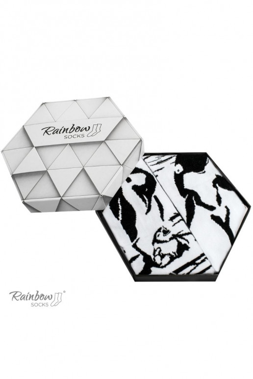 Farbige Socken in einer Box. Schwarz und Weiß, 2 Paar Farbige Socken in einer Box. Schwarz und Weiß, 2 Paar