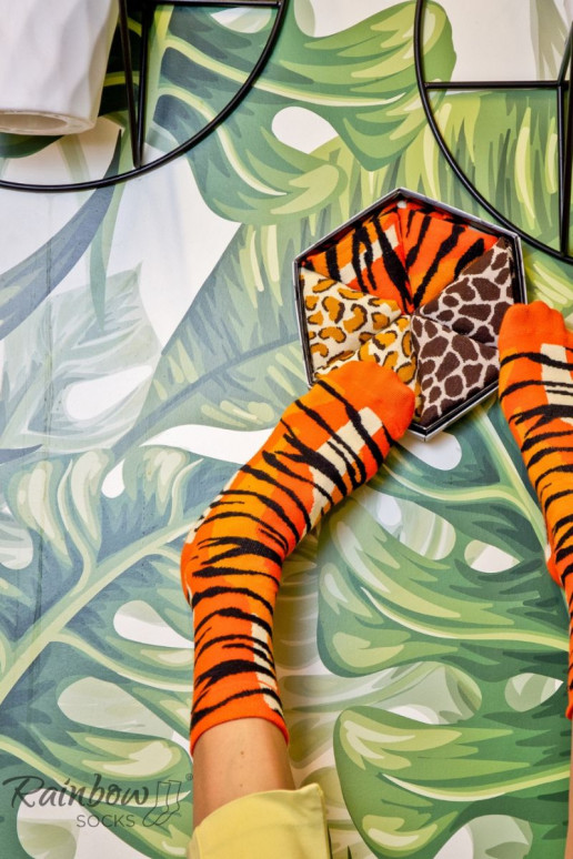 Bunte Socken in einer Box mit Motiven wilder Tiere, 3 Paar Bunte Socken in einer Box mit Motiven wilder Tiere, 3 Paar