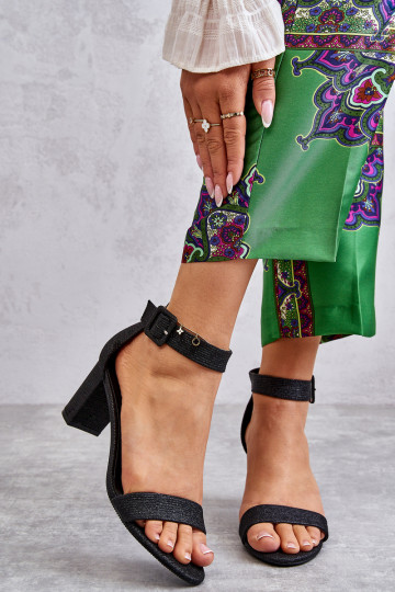 Glänzende Sandalen mit Absatz in Schwarz von Maxim